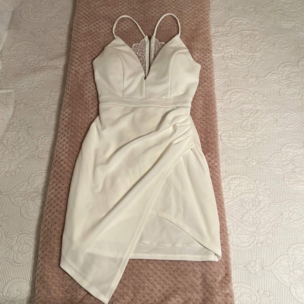 Short tight white dress, lace back